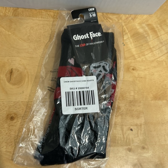 Scream Ghost Face Chibi Bundle: Enamel Pin and Crew Socks - Picture 13 of 16